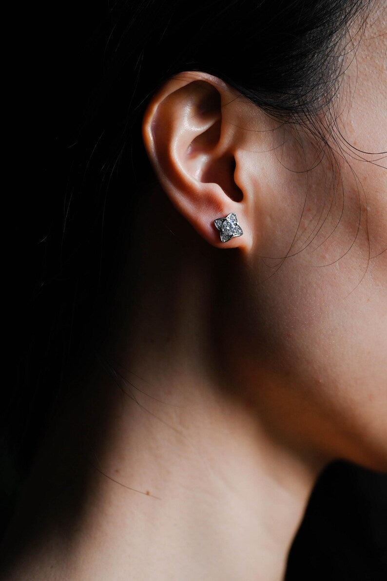 0.40 TCW Round Cut Moissanite Clover Leaf Stud Earrings in Gold 2