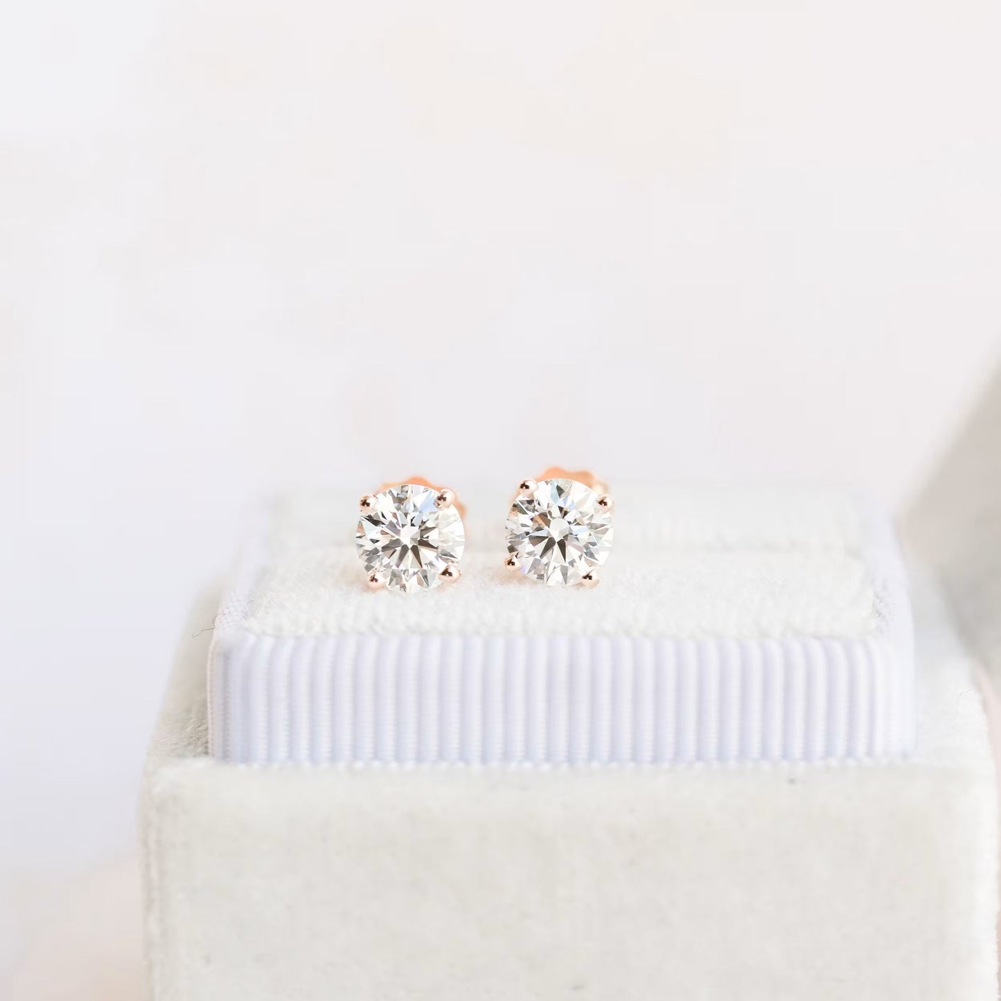 1.0 TCW Round Shape Moissanite Stud Earrings in Gold 1
